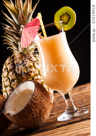Exotic drinks on black Exotic drinks on black 32019018