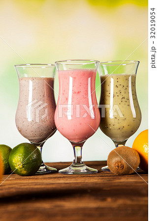 Healthy diet, protein shakes and fruits Healthy diet, protein shakes and fruits 32019054