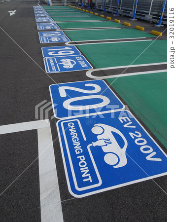 電気自動車の充電スペース 32019116