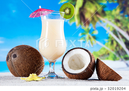 Tropical drinks on beach Tropical drinks on beach 32019204