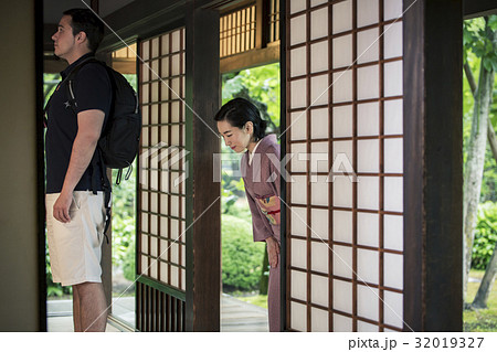 外国人観光客を客室に案内する女将 外国人観光客を客室に案内する女将 32019327
