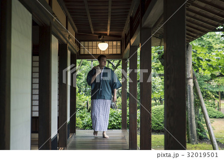 露天風呂に向かうフランス人観光客 露天風呂に向かうフランス人観光客 32019501
