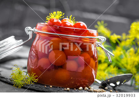 Marinated tomatoes 32019933