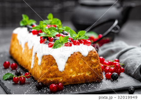Cheesecake with fresh berries and yogurt Cheesecake with fresh berries and yogurt 32019949