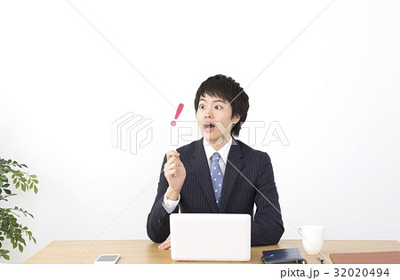 !マークを出す 男性ビジネスマン 驚く !マークを出す 男性ビジネスマン 驚く 32020494