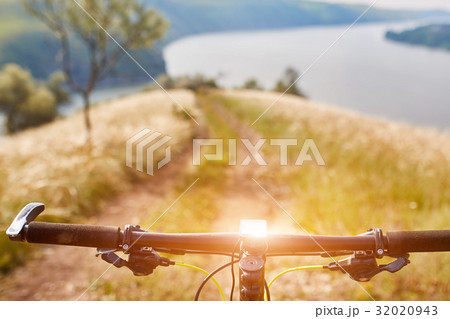 Close-up of detail of the mountain bicycle on the 32020943