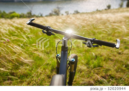 Close-up of detail of the mountain bicycle on the 32020944