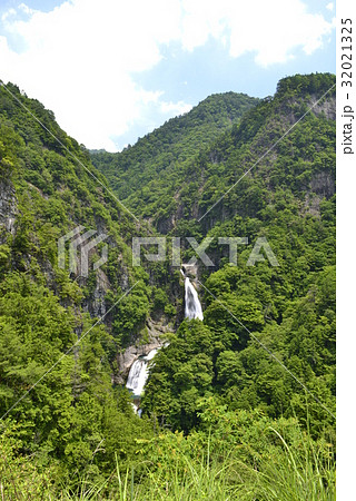 【奈良県　下北山村】不動七重の滝（日本の滝百選） 32021325