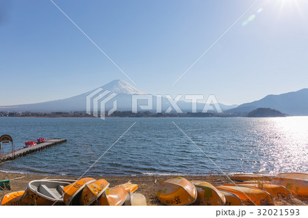 kawaguchiko lake and Fuji mountain 32021593