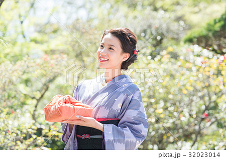 和装の女性 32023014