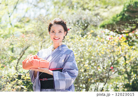 和装の女性 32023015