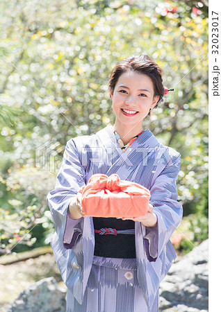 和装の女性 32023017