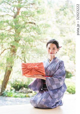 和装の女性 32023222