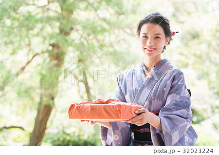 和装の女性 32023224