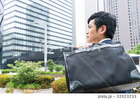 若手ビジネスマン《高層ビル背景》 32023233
