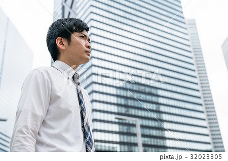 若手ビジネスマン《高層ビル背景》 32023305