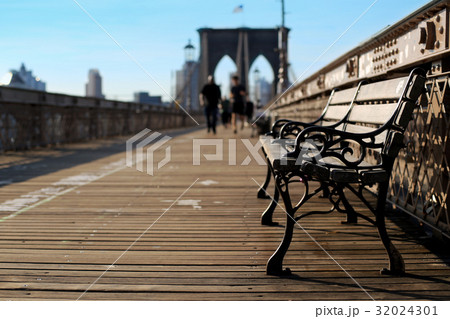 Wooden bench on the Brooklyn bridge in new York Wooden bench on the Brooklyn bridge in new York 32024301