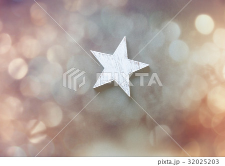 One wooden star 32025203