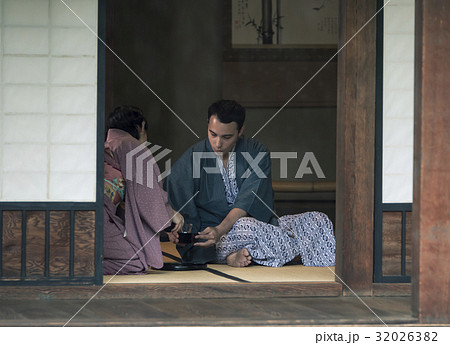 外国人旅行客にお酌をする女将 32026382