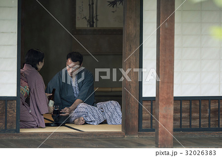 外国人旅行客にお酌をする女将 32026383