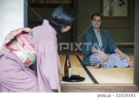 外国人旅行客にお酌をする女将 外国人旅行客にお酌をする女将 32026393