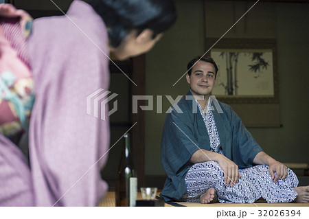 外国人旅行客にお酌をする女将 32026394