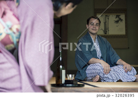 外国人旅行客にお酌をする女将 32026395