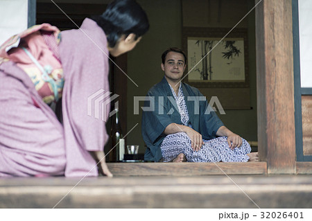 外国人旅行客にお酌をする女将 32026401