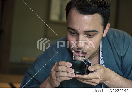 もっきりを飲む外国人観光客 32026546