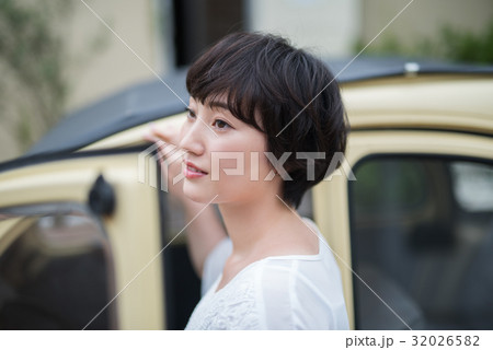 若い女性　カーライフ 32026582
