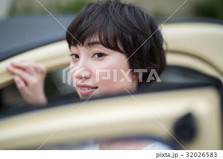 若い女性　カーライフ 32026583