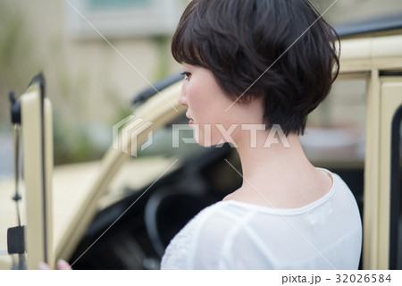 若い女性　カーライフ 32026584