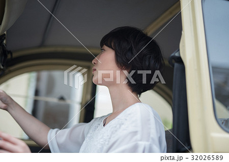 若い女性　カーライフ 32026589