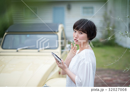 若い女性　カーライフ 32027008