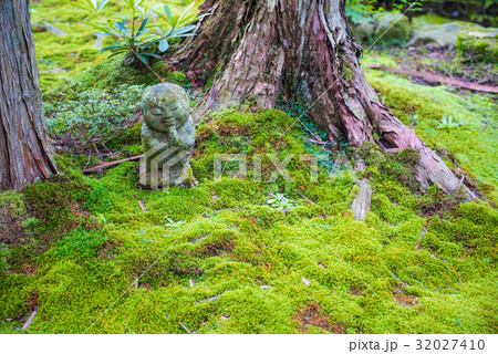 梅雨時の三千院 わらべ地蔵 梅雨時の三千院 わらべ地蔵 32027410