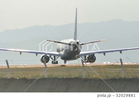 仙台空港で離陸準備する飛行機 仙台空港で離陸準備する飛行機 32029881