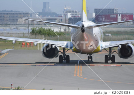仙台空港で離陸準備する飛行機 仙台空港で離陸準備する飛行機 32029883