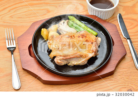 注意)湯気はレタッチ合成です。チキンステーキ、鶏もも肉焼き、肉料理、鉄板焼きチキングリル。 注意)湯気はレタッチ合成です。チキンステーキ、鶏もも肉焼き、肉料理、鉄板焼きチキングリル。 32030042
