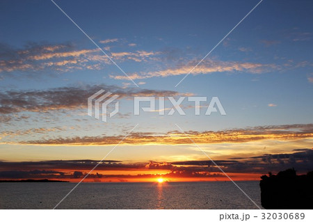 沖縄　古宇利島の夕陽 32030689
