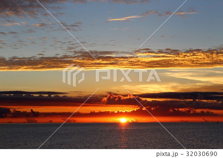 沖縄　古宇利島の夕陽 32030690