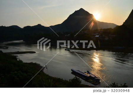 ラオス北部の村　夕暮れのノンキャウ　美しい山と川と夕日 32030948