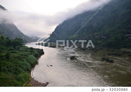 ラオス北部の村　早朝のノンキャウ　美しい山と川　 32030980