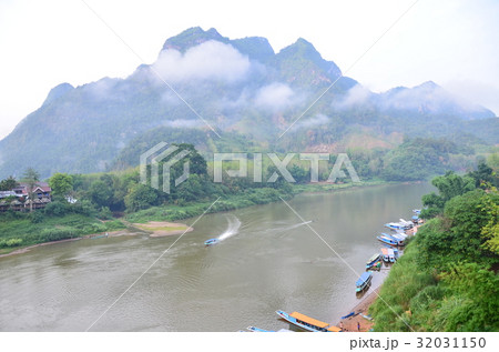 ラオス北部の村 朝のノンキャウ 美しい山と川と村 ウー川を走るボート ラオス北部の村 朝のノンキャウ 美しい山と川と村 ウー川を走るボート 32031150