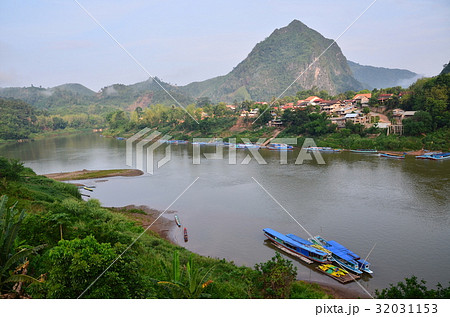 ラオス北部の村 朝のノンキャウ 美しい山と川と村 ウー川を走るボート ラオス北部の村 朝のノンキャウ 美しい山と川と村 ウー川を走るボート 32031153