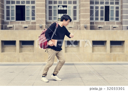 Rushing man in hurry for not be late 32033301