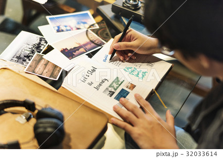 Man planning travel destination on notebook 32033614