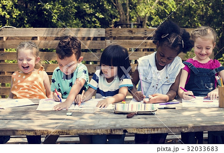 Group of Children are in a Field Trips 32033683