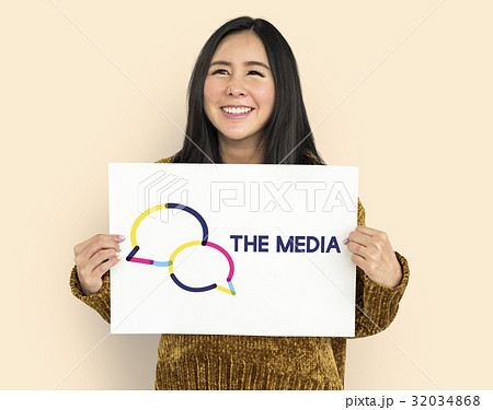 Chat online speech bubble icon 32034868