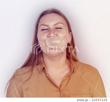 Caucasian Woman Blowing Bubble Gum Studio Caucasian Woman Blowing Bubble Gum Studio 32035129