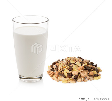 pile of muesli and fresh milk in the glass 32035991